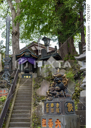 Naritasan Shinshoji Temple Edo Bronze Guardian Dog and Broken Fudodo 79274397