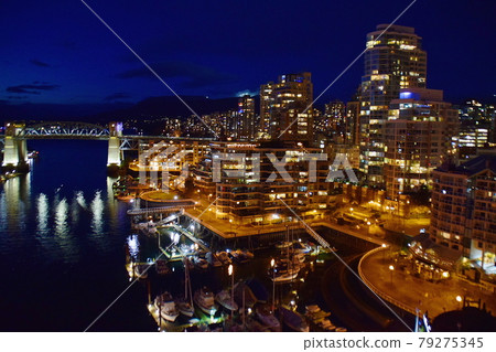 從溫哥華格蘭維爾街大橋的夜景 79275345