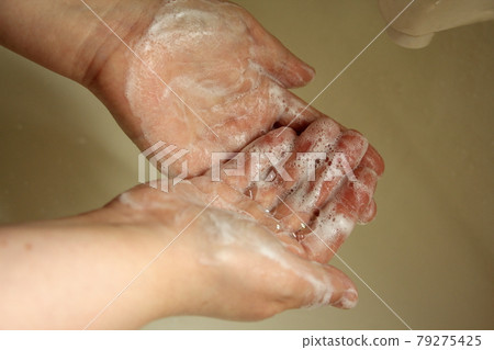 wash hands 79275425