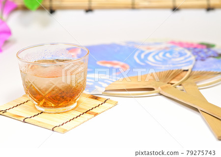 日本夏季大麥茶和 uchiwa 日本夏季大麥茶和 uchiwa 79275743