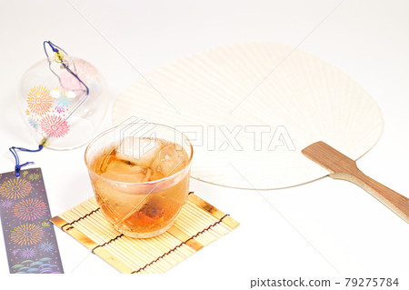 日本夏季大麥茶和 uchiwa 日本夏季大麥茶和 uchiwa 79275784