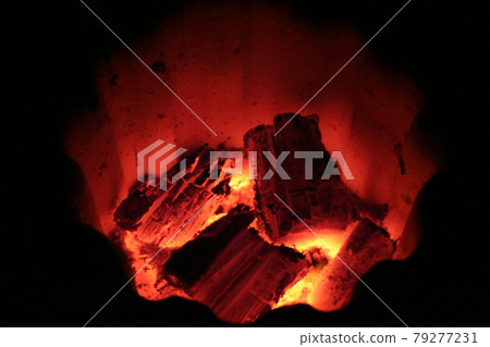 Charcoal Charcoal Shichirin with flashing flames (dark night, photo floating on a black background) Charcoal Charcoal Shichirin with flashing flames (dark night, photo floating on a black background) 79277231