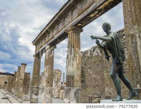 Magnificent bronze statue depicting an old Roman citizen in the archaeological site of Pompeii, ancient city destroyed by eruption of Mount Vesuvius in 79 AD, Naples, Italy 79277630