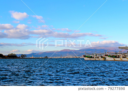 【北海道】秋季函館港:漁船停泊,海灣外群山 【北海道】秋季函館港:漁船停泊,海灣外群山 79277898