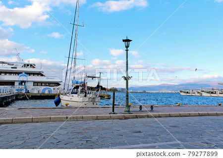 [Hokkaido] Autumn Hakodate Port: Ships anchored and mountains beyond the bay 79277899
