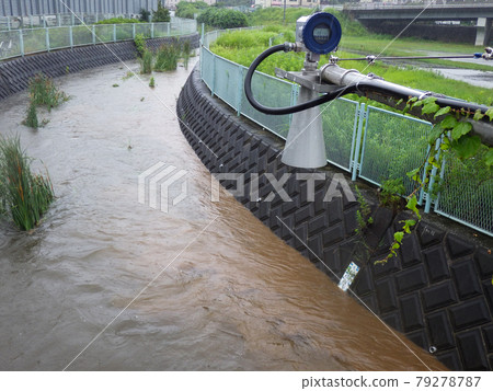 由無線電波水位計監測的被洪水淹沒的 Nase 河和右側的 Nase 遊樂場 79278787