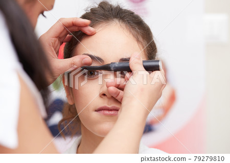 make up before photographic shooting 79279810