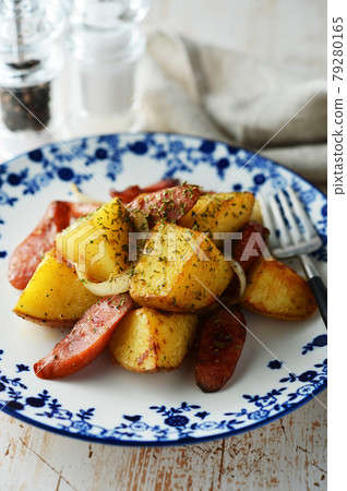 德國土豆配粗磨香腸 德國土豆配粗磨香腸 79280165