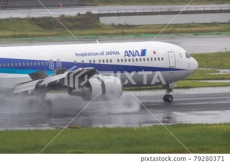 Scenery of Haneda Airport ・ Landing on a rainy day Scenery of Haneda Airport ・ Landing on a rainy day 79280371