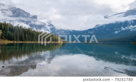 Beautiful alpine lake reflecting forest and surrounding mountains, shot at Emerald Lake, Yoho National Park, British Columbia, Canada 79281780