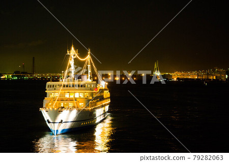 橫濱港夜遊皇家翼出發 79282063