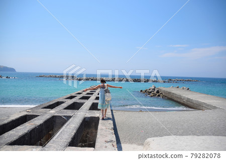 在新島、前濱海灘玩耍、游泳、旅遊、觀光、戶外活動、騎自行車 79282078