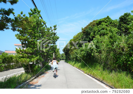 在新島遊玩、騎行、旅遊、觀光、戶外活動 79282080