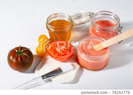Tomatoes pulp and honey for facial mask. Tomatoes pulp and honey for facial mask. Organic home made cosmetic. 79282778