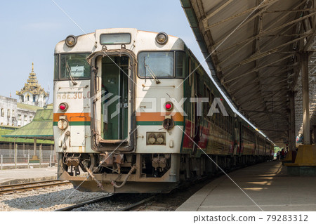 Kiha 40 series used railcar transferred from Japan to Myanmar Railways Kiha 40 series used railcar transferred from Japan to Myanmar Railways 79283312