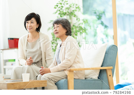 Parents and children who have a good conversation, mother-in-law, mother and child, senior women, two middle-aged women 79284198