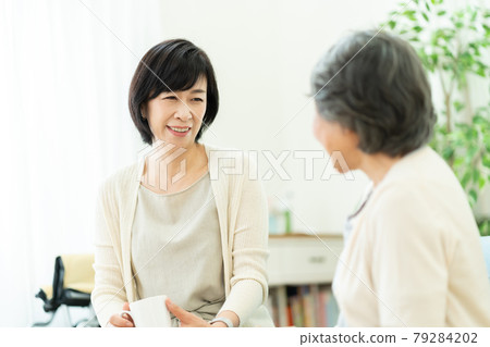 好好說話的父母和孩子，婆婆，母子，老年婦女，兩個中年婦女 79284202