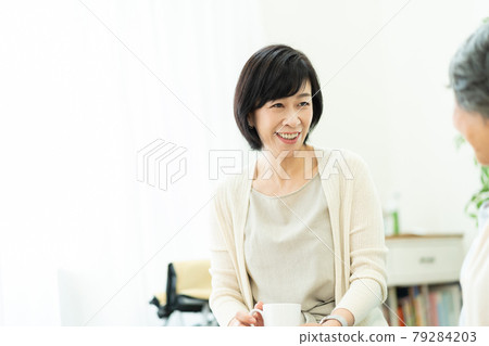 好好說話的父母和孩子，婆婆，母子，老年婦女，兩個中年婦女 79284203