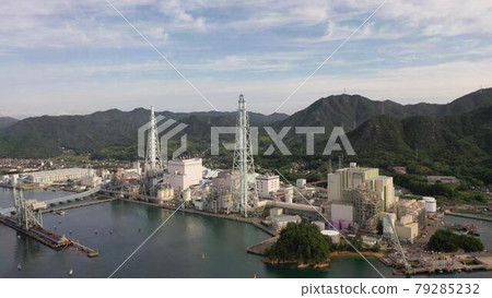 I took an aerial photograph of a thermal power plant in Takehara City, Hiroshima Prefecture from the sea. 79285232