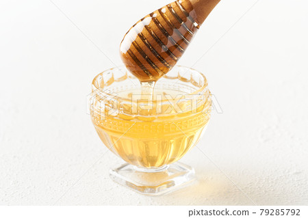 Honey and honey dipper 79285792