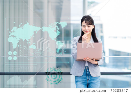 看一台計算機的女商人在辦公室 79285847