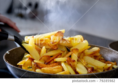Cooking fried potatoes in a frying pan 79285982