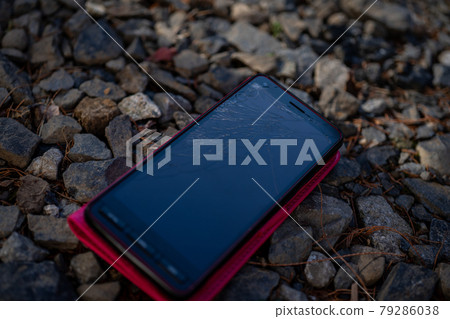 I dropped my smartphone on the gravel and the screen cracked 79286038