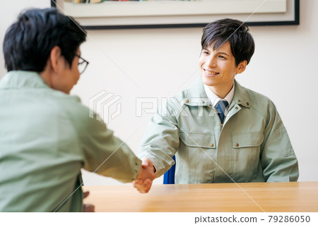 An office worker in work clothes and a tie to shake hands 79286050