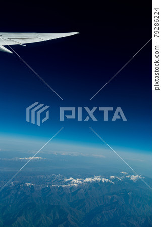 阿爾卑斯山高原日本阿爾卑斯山雪山脈春季登山垂直跑步空中飛機 阿爾卑斯山高原日本阿爾卑斯山雪山脈春季登山垂直跑步空中飛機 79286224