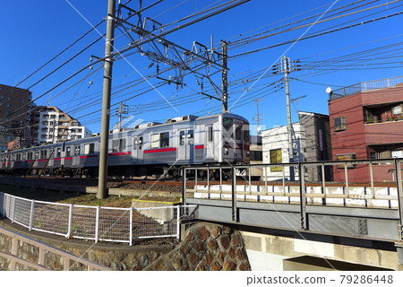 運行在常盤台和中板橋之間的東武東上線半特快列車 運行在常盤台和中板橋之間的東武東上線半特快列車 79286448