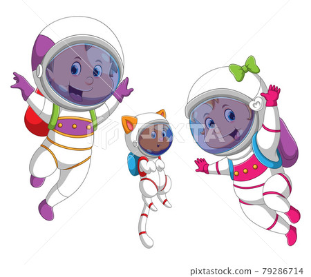 The family with the cat is using the astronaut clothes under the water 79286714