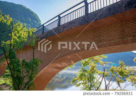 Usui Lake Sakamoto Dam Yumenosebashi Early summer surrounding scenery Usui Lake Sakamoto Dam Yumenosebashi Early summer surrounding scenery 79286931