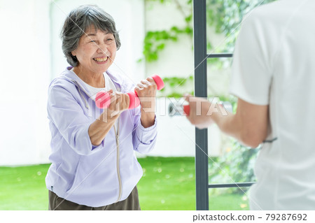 Senior couple kintore exercise 79287692