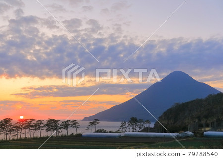 [Kagoshima Prefecture] Kaimondake volcano at dusk seen from Nagasakibana 79288540