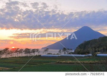 [Kagoshima Prefecture] Kaimondake volcano at dusk seen from Nagasakibana 79288541