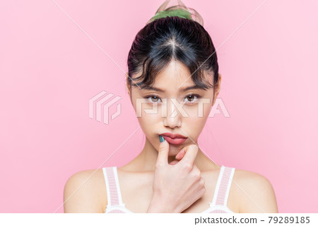 年輕女性的多彩之美 年輕女性的多彩之美 79289185