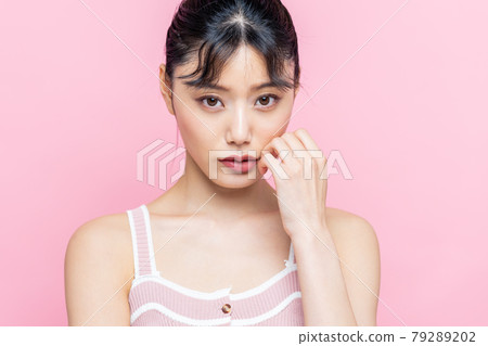 年輕女性的多彩之美 79289202