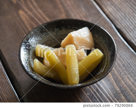 Boiled butterbur and bamboo shoots. 79290868