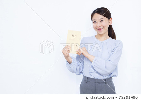 一個三十多歲的女商人,面帶微笑,提著工資袋 一個三十多歲的女商人,面帶微笑,提著工資袋 79291480