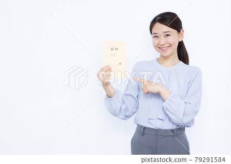 一個三十多歲的女商人，面帶微笑，提著工資袋 79291584