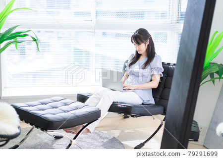 在辦公室工作的女經理 在辦公室工作的女經理 79291699