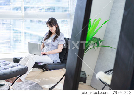 在辦公室工作的女經理 79291700