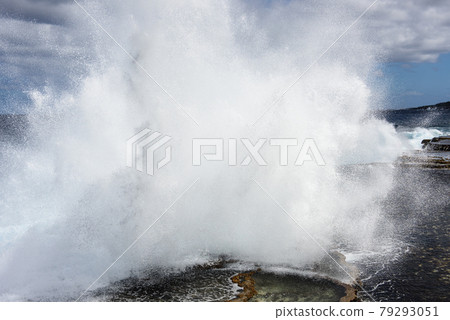 blow hole blow hole 79293051
