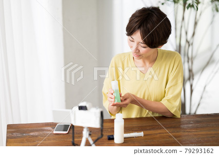 A woman who shoots a video of recommended cosmetics in front of the camera A woman who shoots a video of recommended cosmetics in front of the camera 79293162