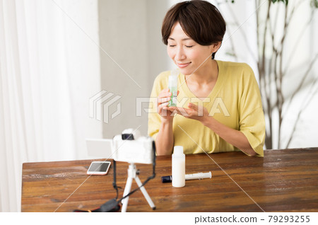 在鏡頭前拍攝推薦化妝品視頻的女人 在鏡頭前拍攝推薦化妝品視頻的女人 79293255