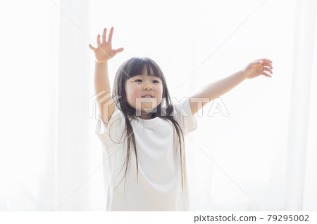 6 year old girl 79295002