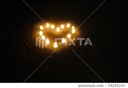 Heart-shaped candlelight lit up at night 79295243
