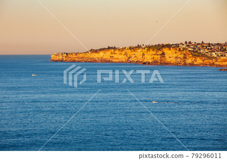 從世界上最美麗的天然港口悉尼港的風景區北角看悉尼市中心 79296011