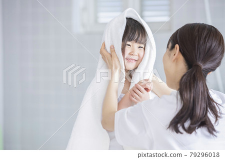 Parent and child to dry hair 79296018