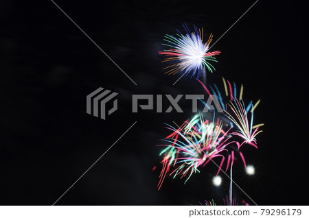 Launch fireworks (splits and flying planets) taken at the Akakawa Fireworks Festival with a focus shift between exposures Launch fireworks (splits and flying planets) taken at the Akakawa Fireworks Festival with a focus shift between exposures 79296179